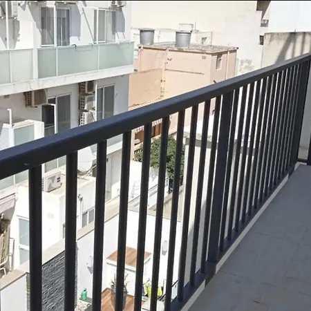 Bright Shared Bath Balcony For Woman Only *