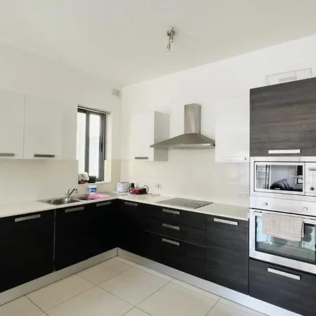 Bright Shared Bath Balcony For Woman Only Is-Swieqi